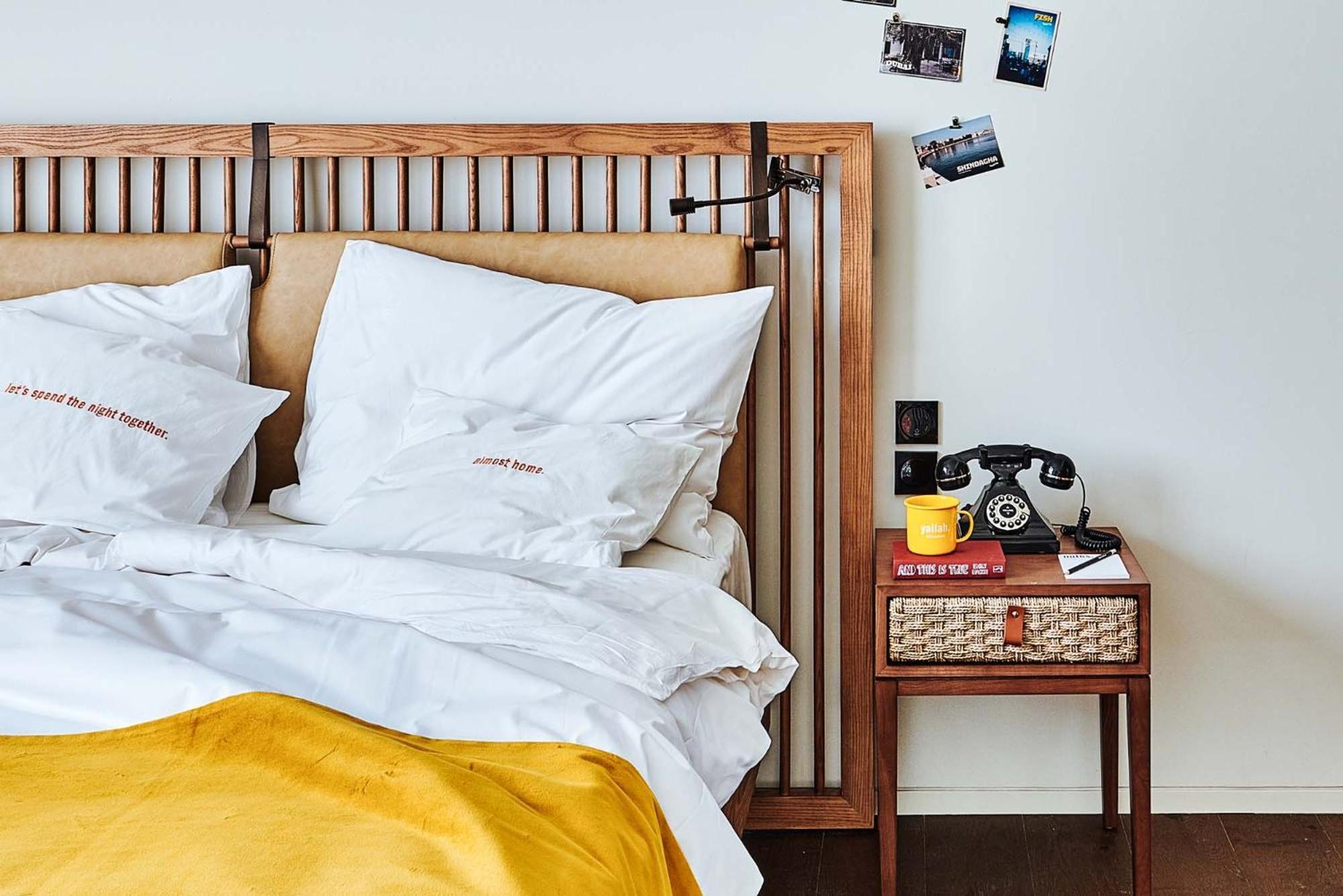25Hours Hotel Dubai One Central 외부 사진 A bed with a nightstand